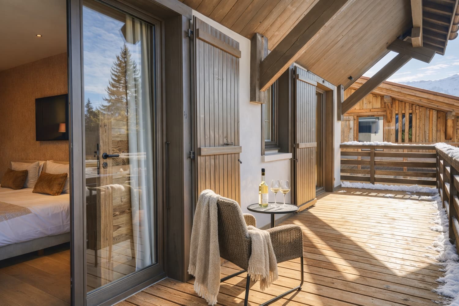 Terrasse privée avec fauteuil, ouverte sur la vallée