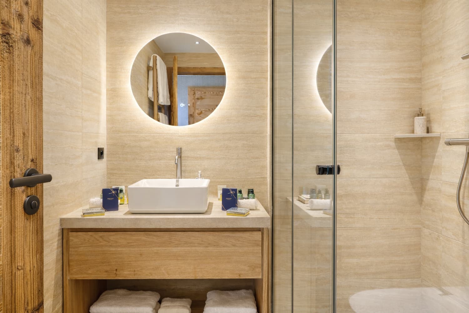 Salle de bain, miroir rond rétroéclairé et douche