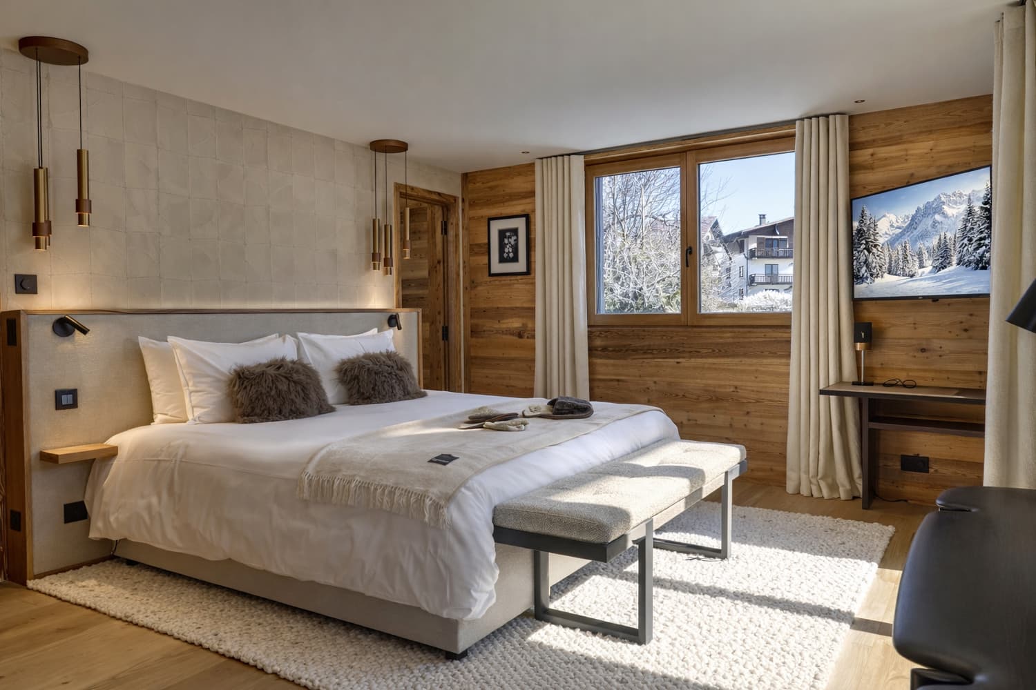 Chambre avec coin bureau et suspensions