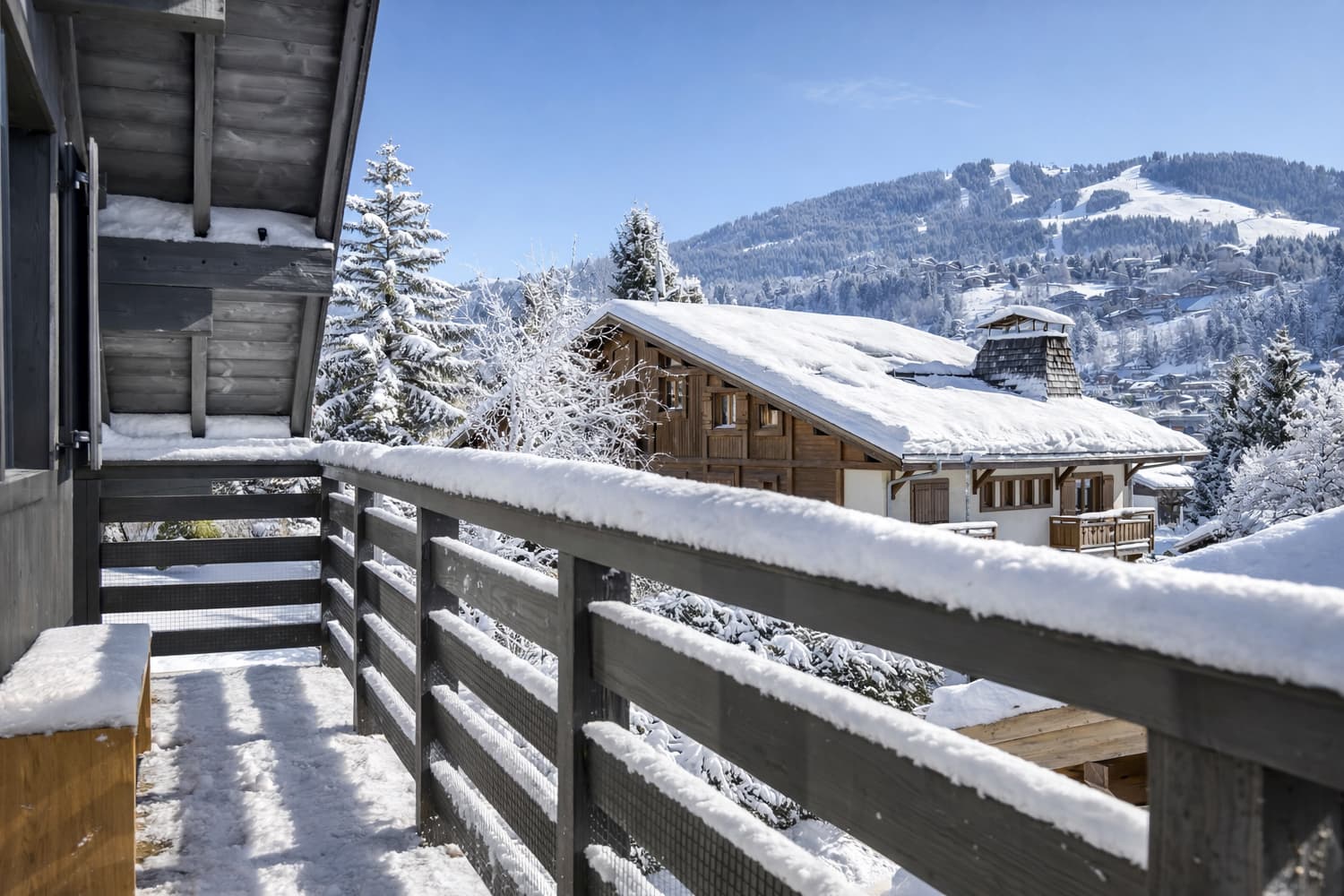 Vue depuis le balcon sur la chaîne enneigée