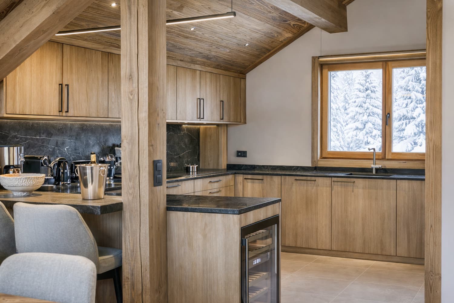 Cuisine équipée avec cave à vin intégrée