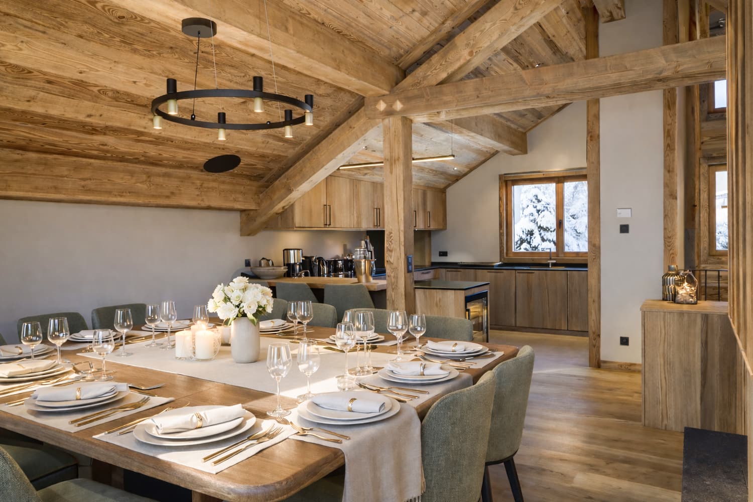 Grande table d'hôte dressée sous la charpente