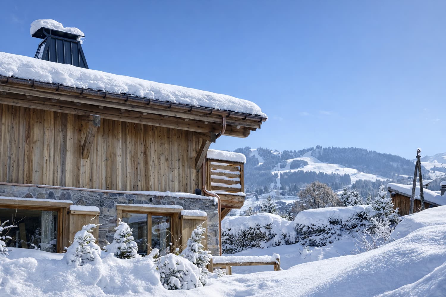Façade en vieux bois, face aux sommets enneigés