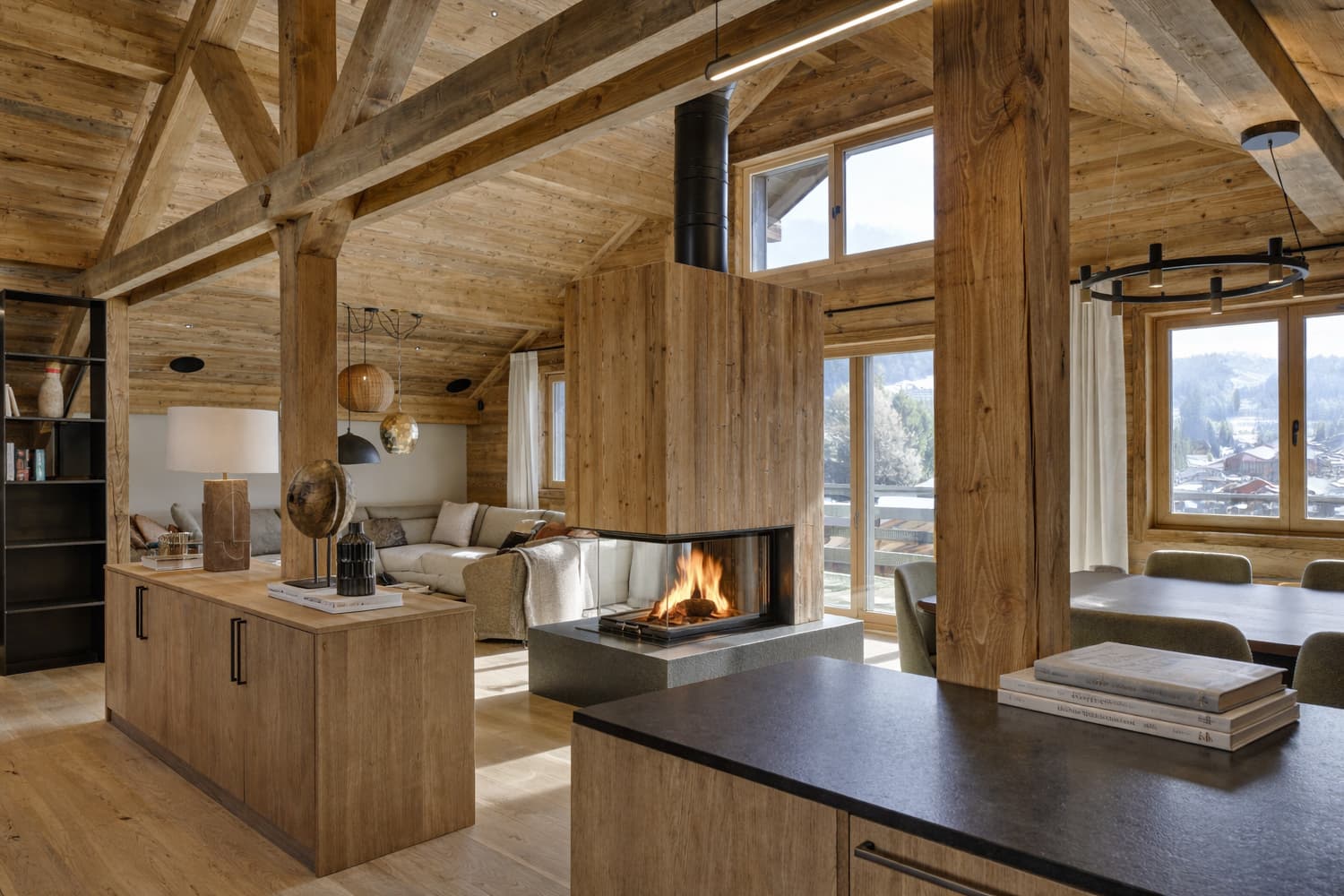 Salon ouvert sur l'îlot et le foyer
