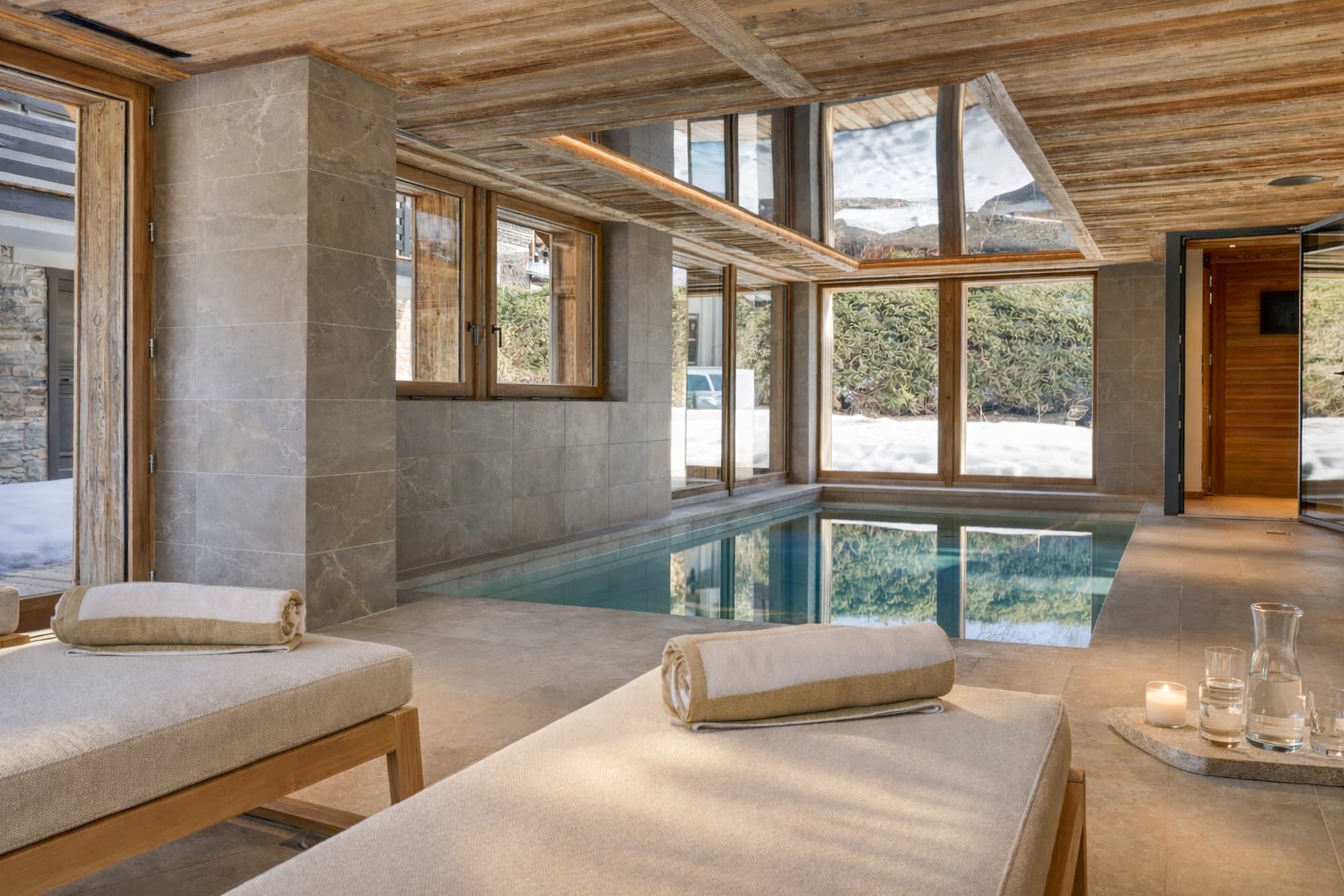 Espace détente, transats et lumière de la vallée