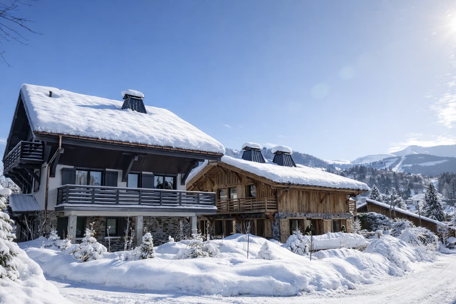 Le chalet Altai au soleil levant, sous la neige, face aux pistes de Megève
