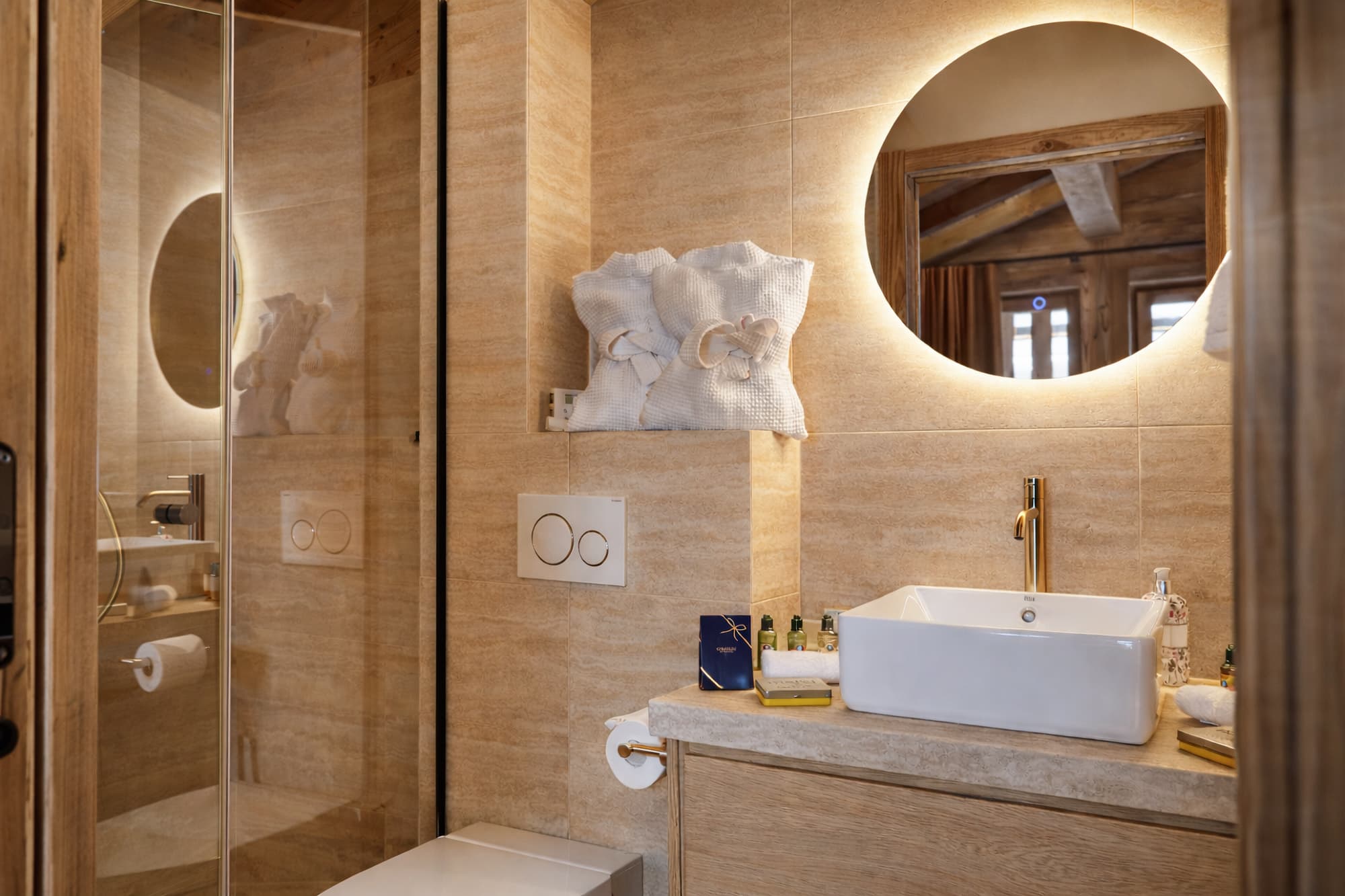 Salle de bain en pierre, robinetterie dorée