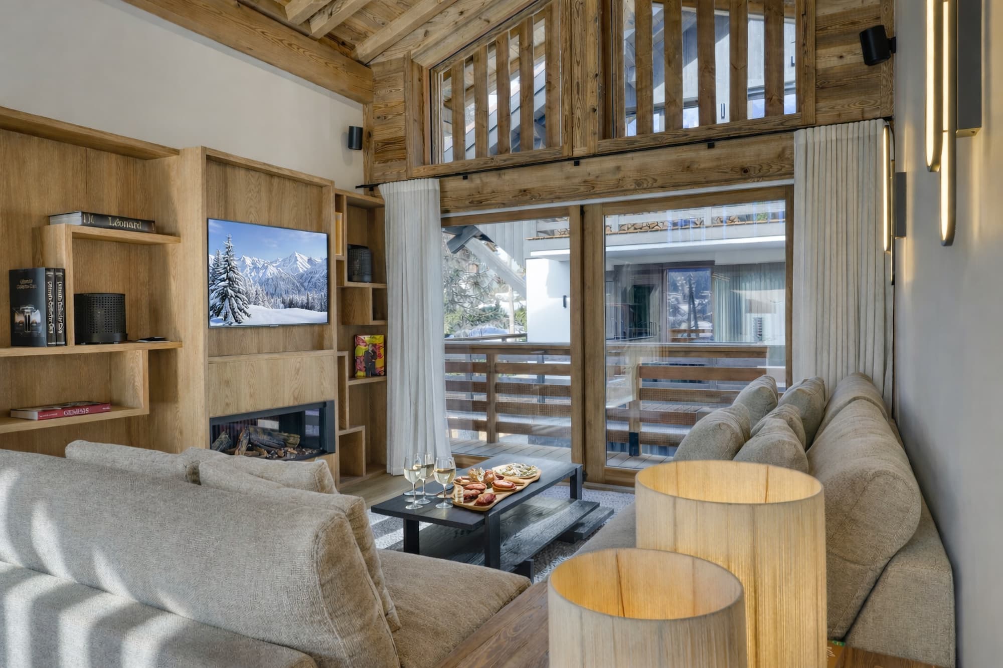 Salon avec tables basses, ouvert sur le balcon