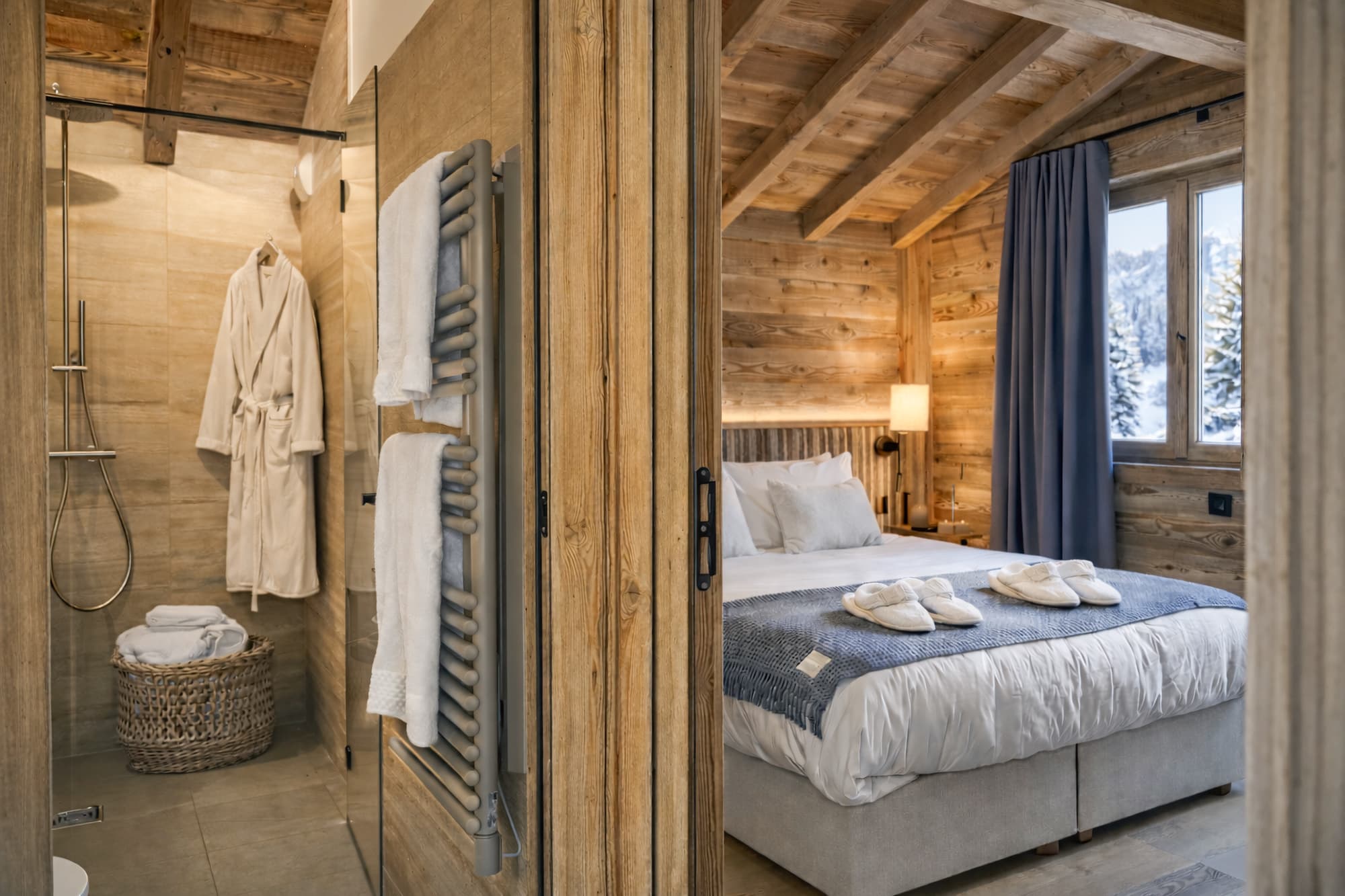Chambre avec douche à l'italienne et peignoir