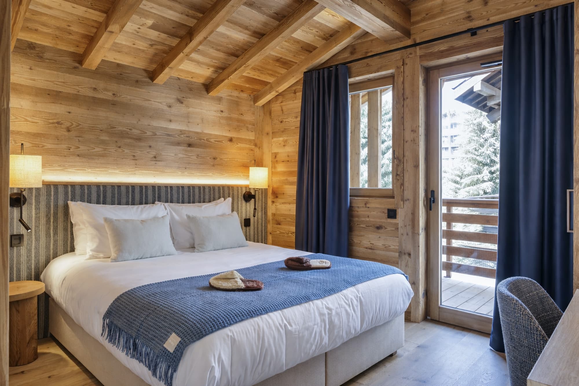Chambre ouverte sur le balcon, coin bureau