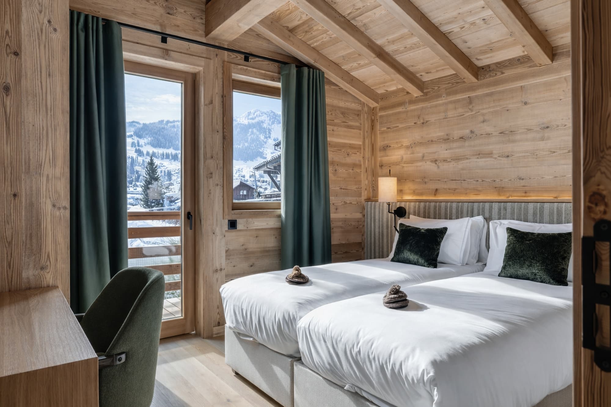 Chambre twin aux tons profonds, accès balcon
