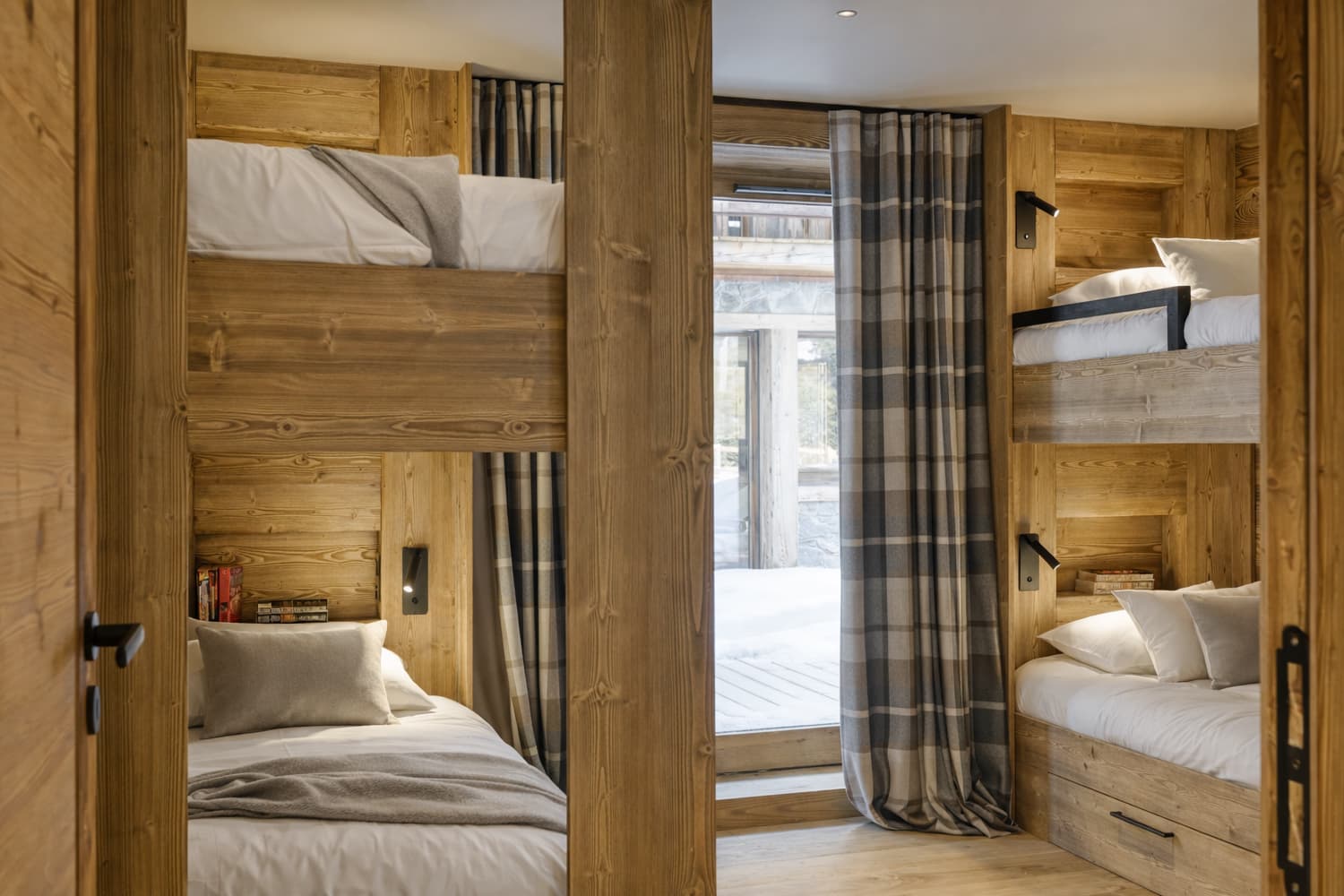 Lits superposés en bois, échelle et salle d'eau