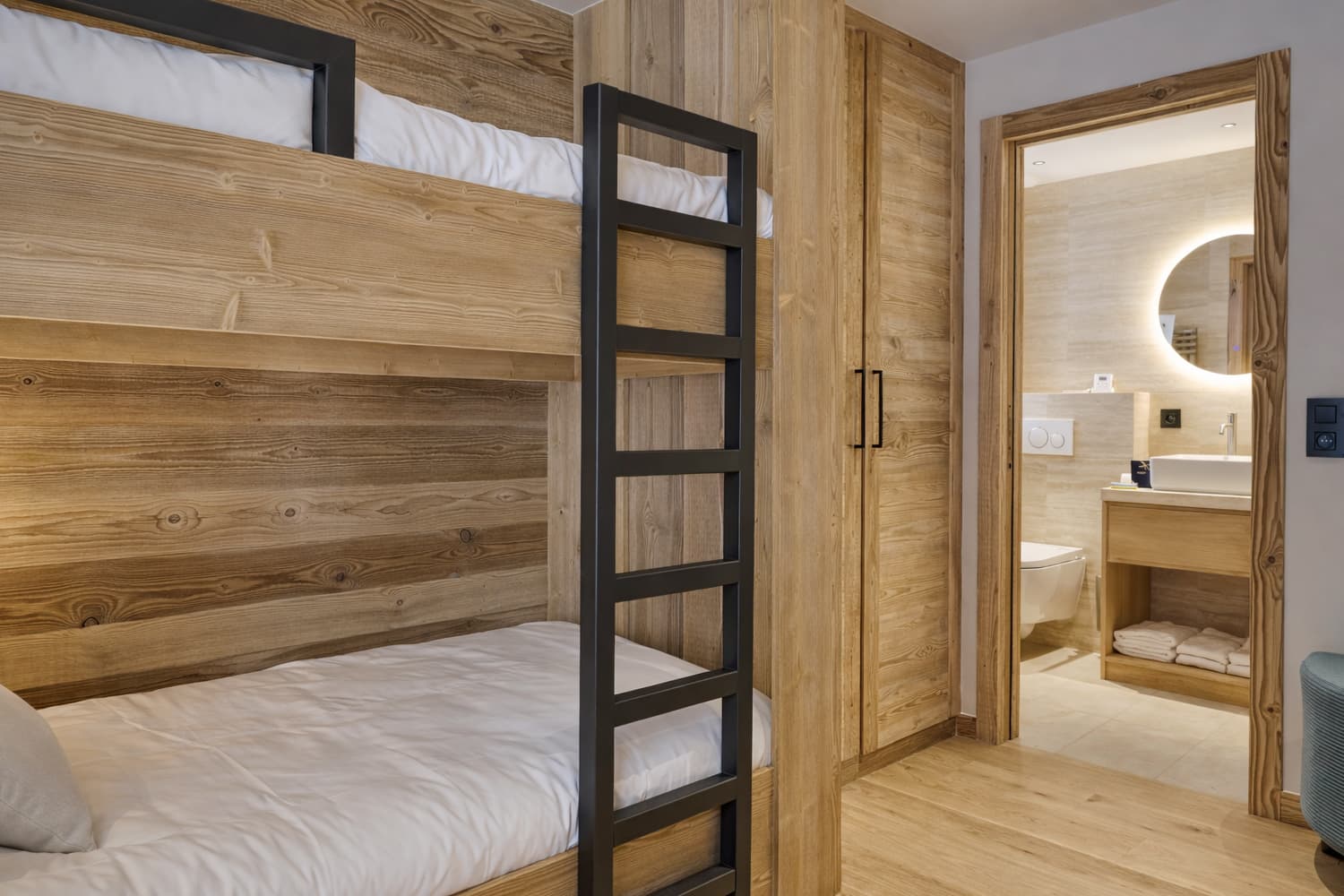 Chambre lumineuse ouverte sur la vallée enneigée