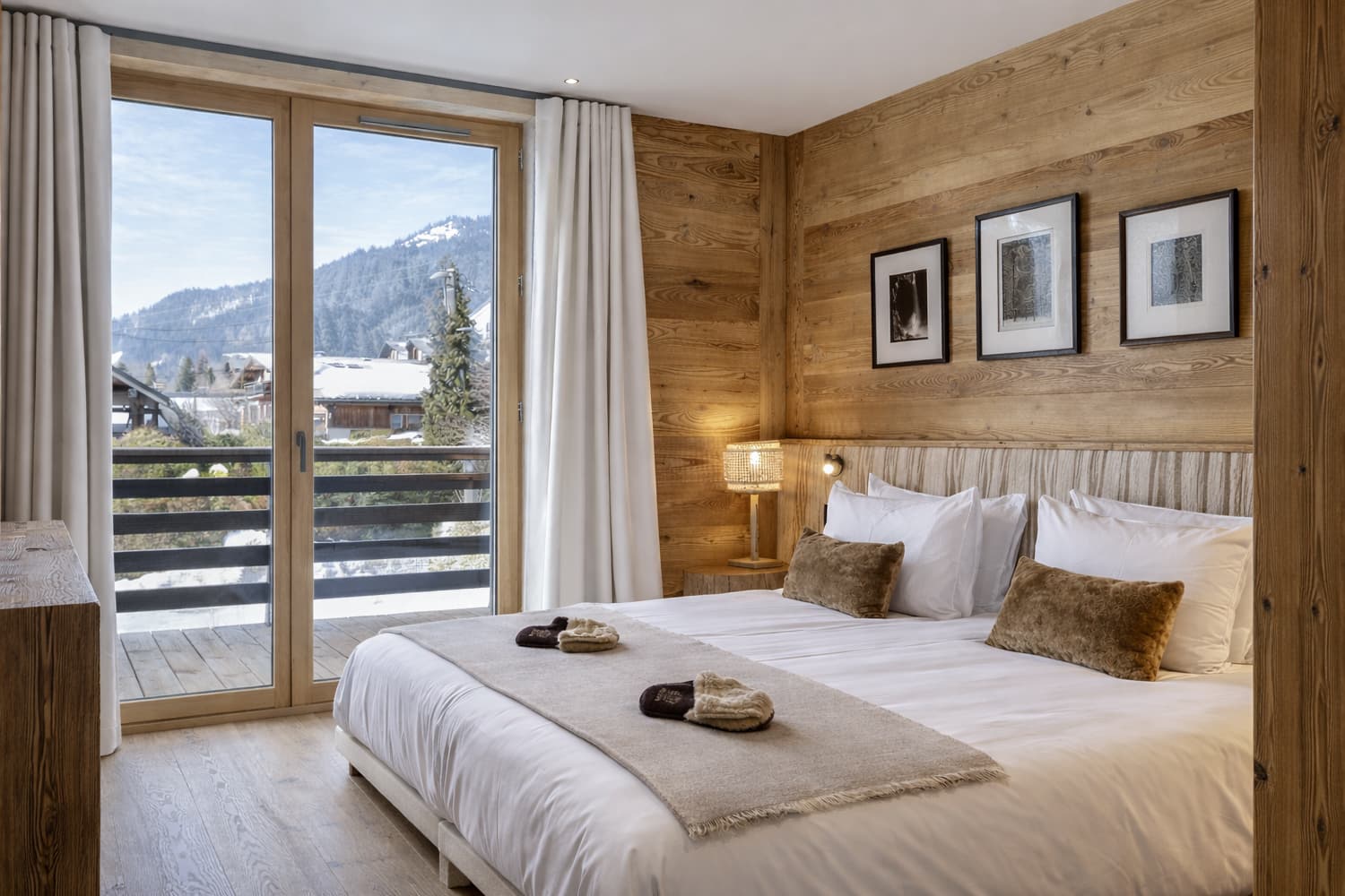 Chambre avec écran et salle d'eau attenante