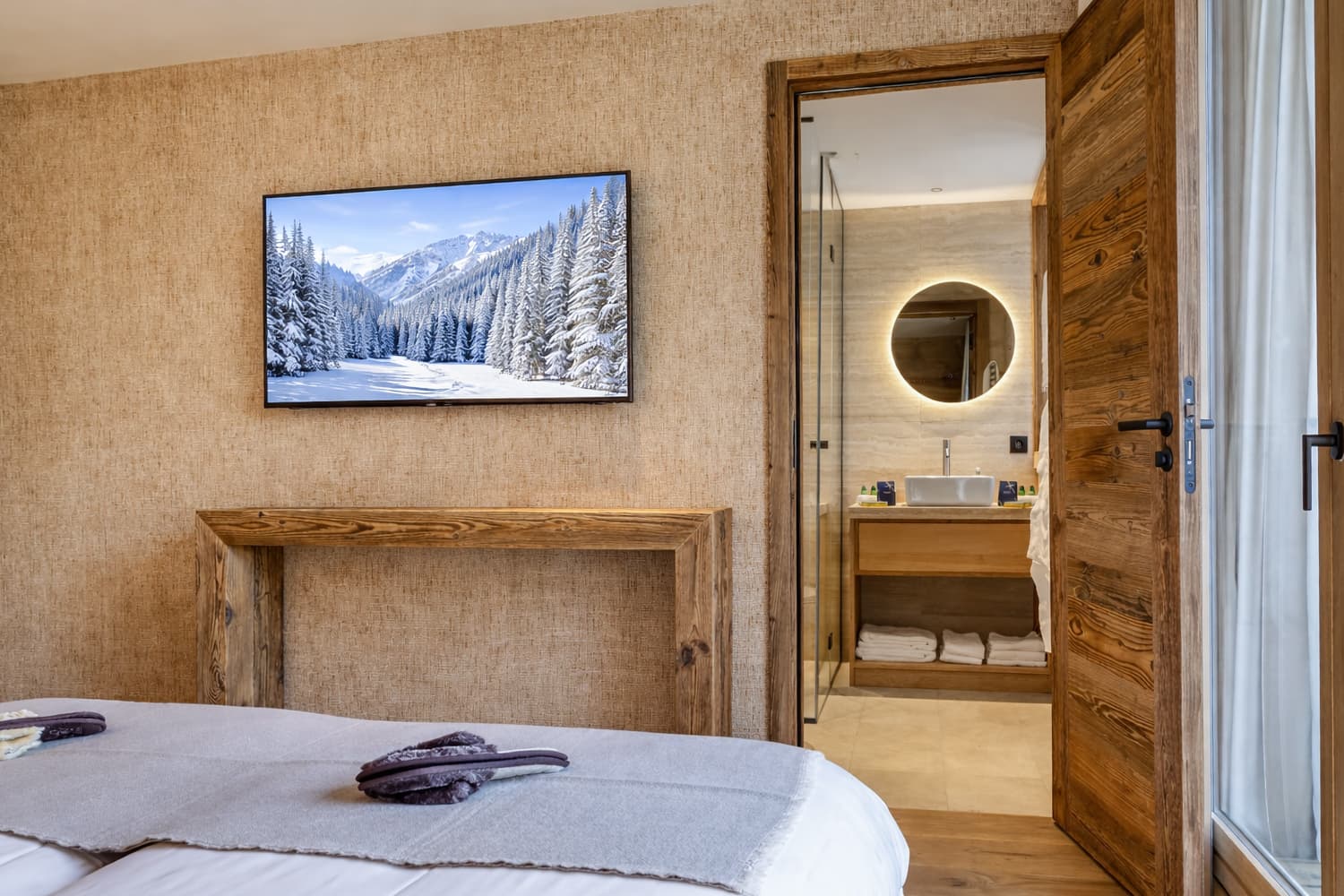 Chambre avec cheminée et salle de bain privative